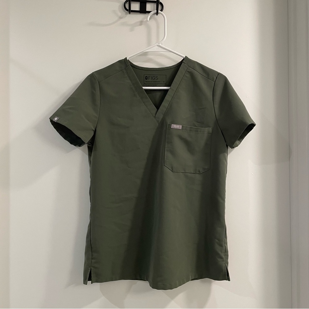 FIGS Catarina Scrub Top in Moss | Size XS